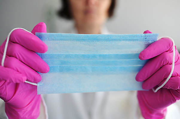 포토 JPG 해외이미지 여자 컨셉 실내 건강 마스크 한명 안전 사람 의사 잡기 바이러스 질병 위험 불안 의료성형뷰티 여자한명만 코로나바이러스 포스트코로나 해외202007 델타변이바이러스 해외포토 1 감정 의학 모션 내부 의료진 사회이슈 여자만 파일형식