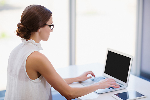 포토 JPG 해외이미지 백인 라이프스타일 여자 안경 회사 비즈니스 한명 앉기 상반신 20대 옆모습 노트북 태블릿 비즈니스우먼 성인여자한명만 해외202007 해외포토 서양인 1 잡화 뷰포인트 모션 사람 청년 생활 전자제품 스마트기기 직장인 여자한명만 성인여자만 파일형식