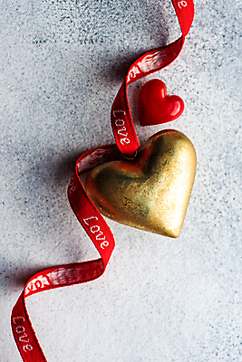 포토 JPG 해외이미지 리본 회색배경 발렌타인데이 사랑 근접촬영 사람없음 장식 하트 해외202007 해외포토 모양 감정 뷰포인트 백그라운드 데이이벤트 회색 파일형식