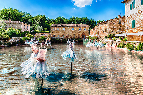 포토 JPG 해외이미지 유럽 건축양식 휴식 주택 건강 사람없음 건물 물 마을 수영 스파 목욕 이탈리아 골동품 바위 시골 뜨거움 중세 씻기 지중해 휴양지 토스카나 해외202007 해외포토 자연요소 건축물 건축 나라 바다 컨셉 청결 장소 돌_바위 수상스포츠 역사 파일형식