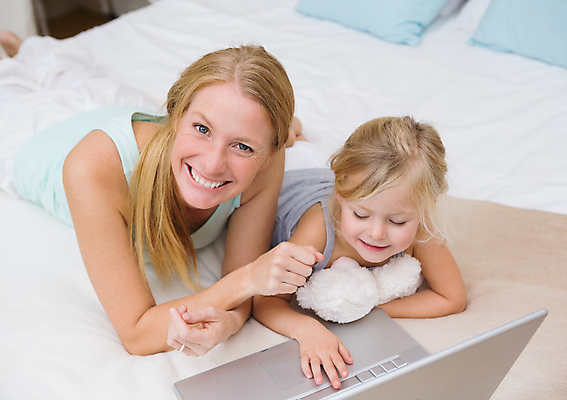 포토 JPG 해외이미지 백인 라이프스타일 응시 여자 딸 어린이 엎드리기 엄마 실내 사랑 상반신 성인 두명 앞모습 30대 노트북 부모 침실 침대 여자만 해외202007 해외포토 서양인 시선 감정 뷰포인트 가구 가족 모션 사람 내부 생활 장년 전자제품 파일형식