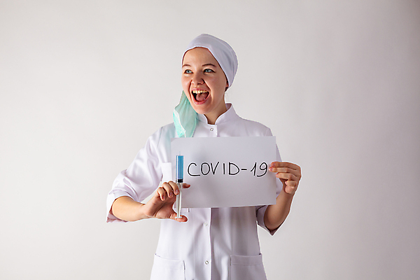 포토 JPG 해외이미지 주간 배너 여자 실내 병원 주사기 마스크 한명 웃음 들기 상반신 성인 앞모습 의료진 의사 흰배경 백신 성인여자한명만 코로나바이러스 해외202007 델타변이바이러스 해외포토 자연요소 직업 1 뷰포인트 백그라운드 의학 의료기기 모션 표정 사람 내부 흰색 바이러스 여자한명만 성인여자만 파일형식