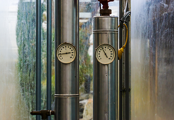 포토 JPG 해외이미지 산업 백그라운드 공장 실내 통 사람없음 물 금속 힘 기계 장비 에너지 기구 바 뜨거움 온도계 수증기 지시 컨테이너 측정 확인 함선 파이프 탱크 시스템 난방 온도 공학 계량기 펌프 게이지 보일러 분배 압력 제어 파이프라인 해외202007 해외포토 자연요소 교육 배_교통 공업 모션 재질 내부 파이프_관 파일형식