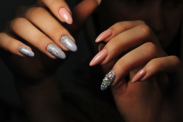 포토 JPG 해외이미지 손 여자 손가락 검은배경 근접촬영 신체부위 손톱관리 네일아트 손톱 해외202007 해외포토 뷰포인트 백그라운드 사람 뷰티 검은색 파일형식