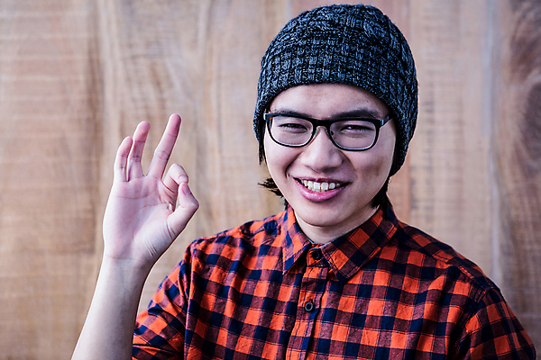 포토 JPG 해외이미지 라이프스타일 남자 행복 안경 한명 서기 사인 긍정 해외202007 해외포토 1 잡화 감정 컨셉 모션 사람 생활 파일형식