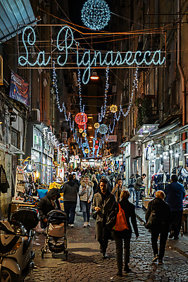 포토 JPG 해외이미지 응시 유럽 여행 건축양식 휴가 거리 풍경 사람없음 건물 빛 도시풍경 이탈리아 램프 도시 보행로 야간 저녁 지중해 좁은 타운 빛망울 나폴리 옛날 해외202007 해외포토 자연요소 건축물 시선 건축 나라 길 바다 조명 파일형식