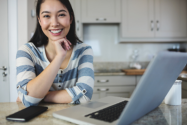 포토 JPG 해외이미지 라이프스타일 응시 여자 실내 한명 서기 앉기 상반신 20대 앞모습 노트북 스마트폰 주방 턱괴기 성인여자한명만 해외202007 해외포토 1 시선 뷰포인트 모션 사람 청년 내부 생활 전자제품 핸드폰 스마트기기 여자한명만 성인여자만 파일형식