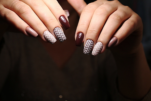 포토 JPG 해외이미지 손 여자 손가락 검은배경 근접촬영 신체부위 손톱관리 네일아트 손톱 해외202007 해외포토 뷰포인트 백그라운드 사람 뷰티 검은색 파일형식