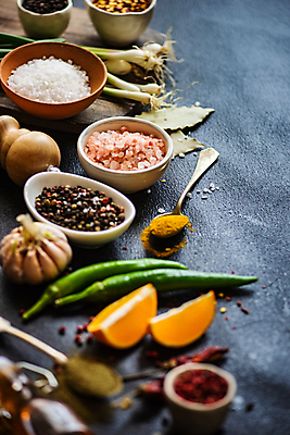 포토 JPG 해외이미지 음식 분홍색 백그라운드 컨셉 재료 탁자 양파 파프리카 건강 마늘 종류 요리 사람없음 세트 검은색 칠판 어둠 바위 시골 신선 뜨거움 사발 고수 기름 레몬 허브 부식 유기농 소금 후추 로즈메리 설정 조지아 카피스페이스 해외202007 해외포토 식물 웰빙 컬러 가구 채소 과일 공백 사기그릇 향신료 동유럽 파일형식