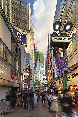 포토 JPG 해외이미지 십자가 비즈니스 건축양식 사람 사람없음 건물 사무실 금속 일본 황혼 보행자 도쿄 사인 건너기 해외202007 해외포토 건축물 건축 아시아 모션 재질 일몰 파일형식