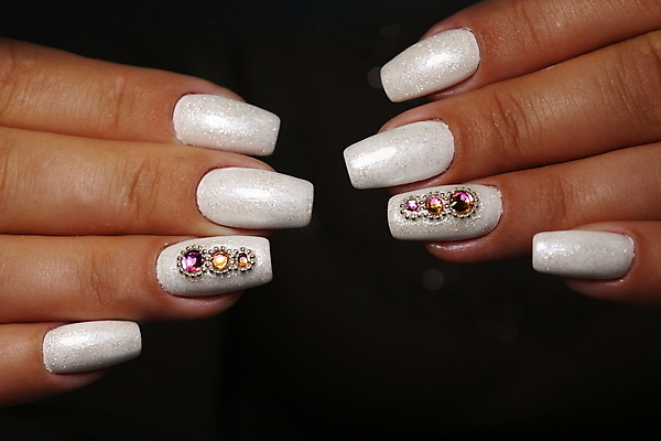 포토 JPG 해외이미지 손 손가락 검은배경 근접촬영 신체부위 손톱관리 네일아트 손톱 해외202007 해외포토 뷰포인트 백그라운드 사람 뷰티 검은색 파일형식