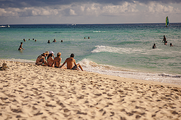 포토 JPG 해외이미지 라이프스타일 여자 행복 모래 바다 여행 백그라운드 자연 하늘 휴가 휴식 사람 앉기 풍경 성인 해변 사람없음 야외 물 여름 파란색 태양 여행객 맑음 일몰 기쁨 자유 선탠 혼자 해외202007 해외포토 자연요소 계절 감정 컬러 컨셉 모션 날씨 생활 노을 생태계 파일형식