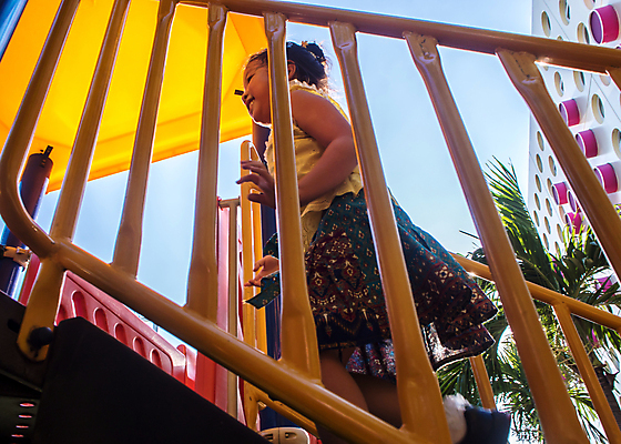 포토 JPG 해외이미지 라이프스타일 여자 행복 어린이 장난 놀이 사람 동양인 사람없음 야외 컬러풀 운동 놀이터 해외202007 해외포토 감정 컬러 건강 인종 생활 파일형식