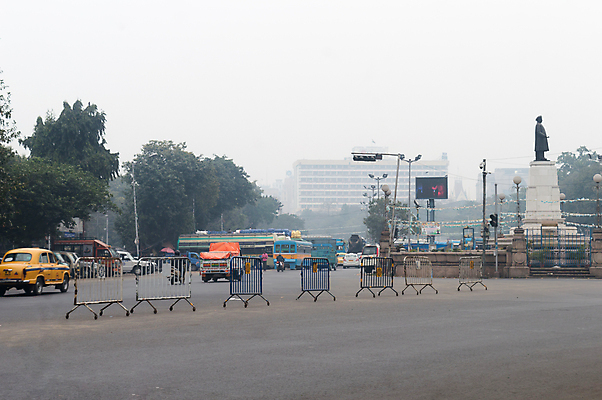 포토 JPG 해외이미지 라이프스타일 교통수단 여행 겨울 건축양식 교통시설 자동차 거리 사람없음 관광지 도시풍경 여행객 고층빌딩 안개 도시 고속도로 도심 오솔길 교차로 시티라이프 물류 명승지 해외202007 해외포토 계절 건축 도로 길 육상교통 교통 날씨 사람 풍경 빌딩 생활 시설 파일형식