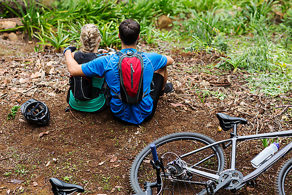 포토 JPG 해외이미지 백인 라이프스타일 커플 여자 남자 배낭 휴식 함께함 건강 앉기 20대 야외 두명 뒷모습 운동복 운동 자전거 숲 성인만 어깨에손 해외202007 해외포토 서양인 옷 뷰포인트 컨셉 가방 관계 모션 사람 청년 생활 바이크 파일형식