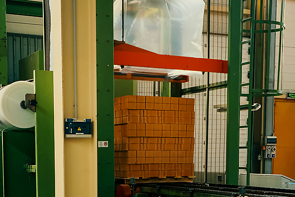 포토 JPG 해외이미지 식물 산업 선 벽 백그라운드 공장 교통시설 벽돌 돌담 따뜻함 사람없음 건물 장식 빨간색 검은색 기계 블록 장비 도시 업무 도자기 작업실 오븐 제조 천 굽기 창고 준비 날것 점토 곰팡이 그런지 깨짐 방법 컨베어밸트 콘크리트 하드웨어 해외202007 해외포토 건축물 컬러 교통 컨셉 공업 담장 컴퓨터 가전제품 돌_바위 직물 작업 구이 시설 파일형식