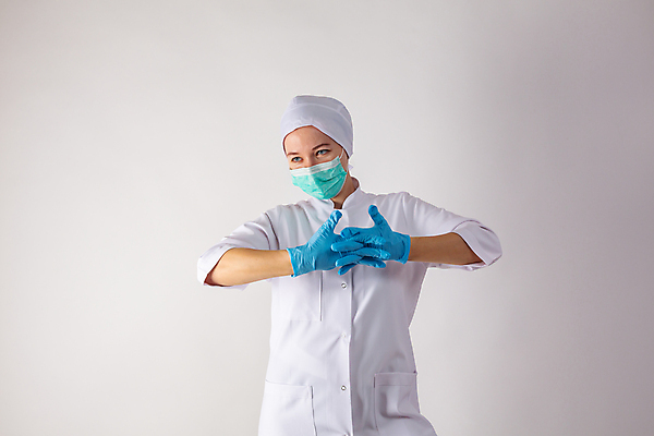 포토 JPG 해외이미지 주간 여자 유니폼 실내 마스크 한명 서기 상반신 성인 앞모습 의료진 의사 깍지 흰배경 성인여자한명만 해외202007 해외포토 자연요소 직업 1 옷 뷰포인트 백그라운드 의학 모션 사람 손짓 내부 흰색 여자한명만 성인여자만 파일형식