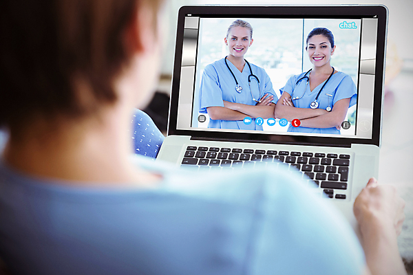 포토 JPG 해외이미지 백인 라이프스타일 응시 여자 40대 중년 유니폼 의자 청진기 서기 미소 들기 20대 성인 세명 30대 노트북 팔짱 간호사 의사 영상통화 화상통화 여자만 해외202007 해외포토 서양인 시선 옷 가구 의료기기 모션 표정 사람 청년 생활 장년 전자제품 의료진 통화 파일형식