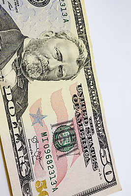 포토 JPG 해외이미지 1 종이 백그라운드 컨셉 지폐 돈 비즈니스 성공 사람없음 초록색 금융 경제 숫자 달러 쪽지 미국 저축 흰색 시장 재산 닫기 심볼 투자 이익 흙더미 계산서 대출 빚 자금 해외202007 해외포토 문자 컬러 북아메리카 모션 흙 파일형식 더미