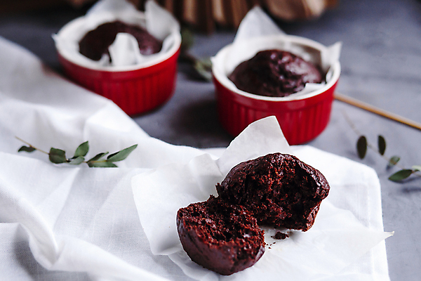 포토 JPG 해외이미지 모양 식기 접시 음식 백그라운드 컨셉 재료 디저트 건강 사탕 요리 사람없음 컵 빨간색 갈색 주방 초콜릿 빵집 장비 회색 흰색 도자기 사발 달콤 맛 작음 설탕 컵케이크 굽기 먹기 준비 흰배경 냅킨 머핀 레시피 곰팡이 방법 백자 캐서롤 페스츄리 핸드메이드 맛있는 해외202007 해외포토 빵 컬러 모션 케이크 상점 용기_그릇 사기그릇 크기 구이 파일형식