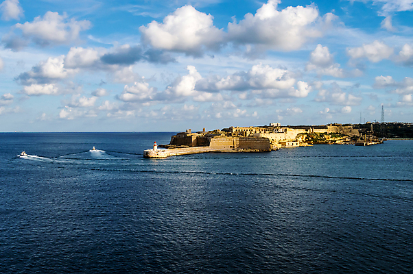 포토 JPG 해외이미지 유럽 바다 섬 여행 건축양식 등대 풍경 사람없음 야외 건물 가로 파란색 하이앵글 도시풍경 컬러풀 햇빛 항구 황혼 도시 성 중세기사 역사 지중해 시티라이프 스카이라인 천연기념물 구시가지 몰타섬 사방 해외202007 해외포토 라이프스타일 건축물 건축 나라 뷰포인트 컬러 교통시설 태양 일몰 몰타 파일형식