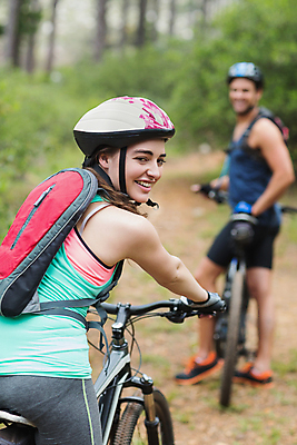 포토 JPG 해외이미지 전신 백인 라이프스타일 여자 남자 건강 상반신 20대 야외 두명 옆모습 뒷모습 아웃포커스 운동 자전거 뒤돌아보기 헬멧 사이클링 성인만 해외202007 해외포토 서양인 뷰포인트 모션 촬영기법 사람 청년 생활 바이크 보호장비 육상스포츠 파일형식
