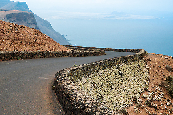 포토 JPG 해외이미지 구름 유럽 도로 선 여행 곡선 자연 하늘 산 파노라마 풍경 사람없음 야외 여름 파란색 침묵 고요 흰색 시골 고속도로 스페인 정상 아스팔트 언덕 장면 지역 내추럴 선로 절정 수평선 해외202007 해외포토 자연요소 계절 나라 길 컬러 교통시설 촬영기법 소리 생태계 파일형식