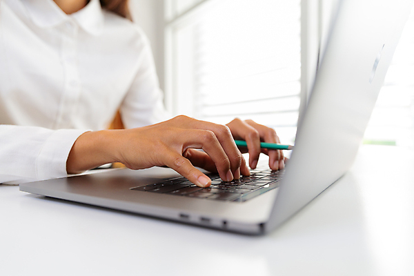 포토 JPG 해외이미지 직업 인터넷 비즈니스 통신 통계 탁자 성공 직장 관리 서기 사람 사람없음 목재 금융 노트북 컴퓨터 사무실 햇빛 디지털 계산기 타이핑 키보드 업무 비즈니스맨 비즈니스우먼 닫기 계획 디자이너 중개인 책상 분석 무역 보고서 컨설턴트 문서 투자 결재 온라인 마케팅 셀프 회계사 해외202007 해외포토 나무 여자 남자 산업 가구 컨셉 회사 재료 모션 문구용품 경제 전자제품 태양 장비 작업 직장인 전문직 상담 파일형식