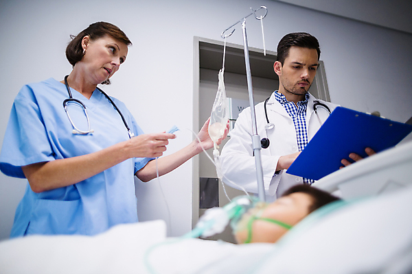 포토 JPG 해외이미지 백인 여자 남자 어린이 중년 50대 청진기 병원 소년 20대 성인 치료 세명 건강관리 환자 의사 침대 잡기 질병 동료 직원 위로 해외202007 해외포토 서양인 가구 의학 관계 의료기기 모션 건강 관리 사람 청년 의료진 파일형식