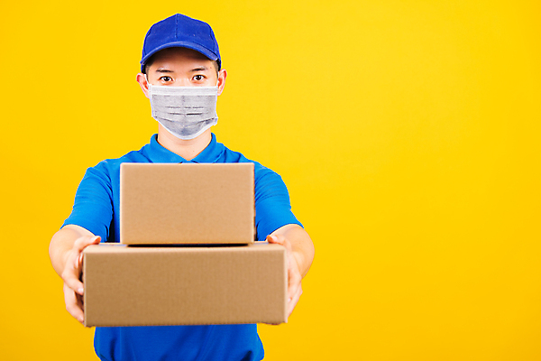 포토 JPG 해외이미지 남자 유니폼 비즈니스 마스크 한명 사람 동양인 성인 상자 노란색 흰색 잡기 바이러스 배달원 질병 서비스 캡모자 남자한명만 코로나바이러스 포스트코로나 해외202007 델타변이바이러스 해외포토 직업 모자_잡화 1 옷 컬러 의학 모션 인종 사회이슈 남자만 파일형식