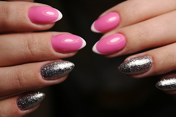 포토 JPG 해외이미지 손 여자 검은배경 근접촬영 신체부위 손톱관리 네일아트 손톱 해외202007 해외포토 뷰포인트 백그라운드 사람 뷰티 검은색 파일형식