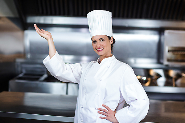 포토 JPG 해외이미지 백인 응시 여자 행복 40대 중년 유니폼 실내 요리 서기 손짓 주방 식당 요리사 자신감 준비 긍정 해외202007 해외포토 서양인 직업 시선 옷 감정 컨셉 모션 사람 성인 내부 상점 파일형식