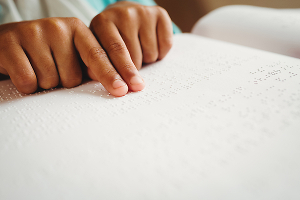 포토 JPG 해외이미지 라이프스타일 손 실내 신체부위 학습 독서 책상 시각장애인 점자 손짚기 점자책 해외202007 해외포토 교육 가구 사람 손짓 내부 생활 책 장애인 파일형식