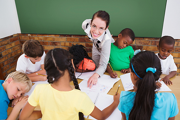 포토 JPG 해외이미지 외국인 학생 응시 여자 교육 남자 초등학생 어린이 교실 학교 수업 함께함 실내 초등학교 서기 소년 여러명 상반신 20대 성인 앞모습 뒷모습 교사 칠판 가리킴 기록 가르침 책상 신학기 해외202007 해외포토 직업 시선 뷰포인트 가구 다수 컨셉 모션 사람 인종 손짓 청년 내부 파일형식