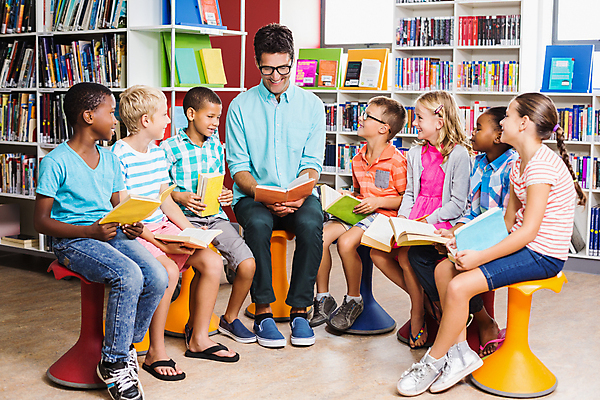 포토 JPG 해외이미지 전신 외국인 학생 라이프스타일 여자 교육 남자 안경 초등학생 어린이 학교 수업 책장 실내 들기 앉기 소년 여러명 성인 앞모습 옆모습 책 30대 스터디 독서 교사 잡기 도서관 해외202007 해외포토 직업 잡화 뷰포인트 가구 다수 모션 사람 인종 내부 생활 장년 학습 파일형식