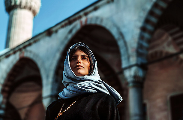 포토 JPG 해외이미지 모델 전통 라이프스타일 옷 여자 행복 종교 문화 얼굴 갈색머리 한명 서기 사람 동양인 인종 성인 야외 머리 유행 목도리 덮개 화려 이슬람교 모스크 심각 아랍어 스타일 해외202007 해외포토 레이스천 1 헤어스타일 잡화 감정 컨셉 모션 생활 신체부위 뚜껑 직물 파일형식