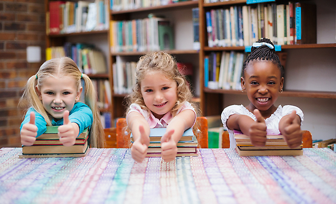 포토 JPG 해외이미지 백인 학생 응시 여자 교육 행복 어린이 포즈 교실 학교 책장 실내 초등학교 앉기 책 세명 학습 도서관 책상 신학기 긍정 해외202007 해외포토 서양인 시선 감정 가구 컨셉 모션 사람 내부 파일형식