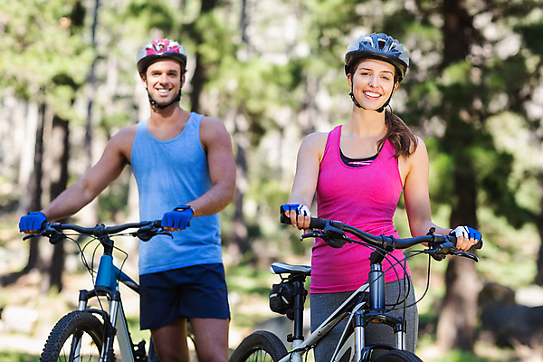 포토 JPG 해외이미지 나무 백인 라이프스타일 커플 응시 여자 남자 건강 상반신 20대 성인 야외 두명 앞모습 운동 자전거 헬멧 사이클링 성인만 해외202007 해외포토 서양인 식물 시선 뷰포인트 관계 사람 청년 생활 바이크 보호장비 육상스포츠 파일형식