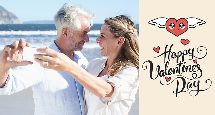 포토 JPG 해외이미지 백인 라이프스타일 커플 여자 남자 행복 40대 중년 50대 남편 발렌타인데이 사랑 들기 사람 상반신 해변 두명 옆모습 스마트폰 마주보기 사진촬영 하트 잡기 아내 중년부부 중년만 해외202007 해외포토 모양 서양인 부부 감정 바다 뷰포인트 관계 모션 데이이벤트 성인 생활 핸드폰 스마트기기 촬영 성인만 파일형식