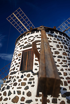 포토 JPG 해외이미지 구름 전통 외관 유럽 산업 문화 여행 건축양식 자연 하늘 바람 풍경 사람없음 야외 초록색 파란색 햇빛 태양 농장 마을 환경 탑 고층빌딩 힘 풍차 흰색 시골 역사 보호 장면 자원 방앗간 옛날 해외202007 해외포토 자연요소 건축물 건축 나라 컬러 컨셉 농업 날씨 빌딩 생태계 파일형식