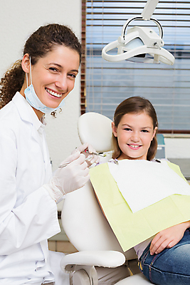 포토 JPG 해외이미지 백인 응시 여자 행복 어린이 실내 치과 병원 마스크 20대 성인 두명 건강관리 장비 환자 도구 치과의사 치과용품 여자만 해외202007 해외포토 서양인 시선 감정 의학 건강 관리 사람 청년 내부 의사 의료용품 파일형식