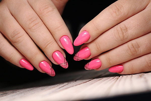 포토 JPG 해외이미지 라이프스타일 손 여자 근접촬영 신체부위 손톱관리 네일아트 손톱 해외202007 해외포토 뷰포인트 사람 생활 뷰티 파일형식