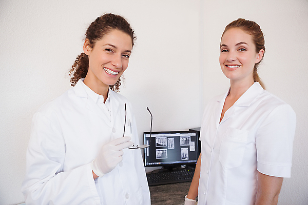 포토 JPG 해외이미지 백인 응시 여자 행복 엑스레이 실내 치과 병원 20대 성인 두명 컴퓨터 건강관리 모니터 간호사 키보드 책상 동료 치과의사 성인여자만 해외202007 해외포토 서양인 시선 감정 가구 의학 관계 건강 관리 사람 청년 내부 전자제품 의료진 의사 여자만 성인만 파일형식