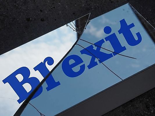 포토 JPG 해외이미지 영어 유럽 유리 영국 잉글랜드 주택 사람없음 시간 5월 투표 민주주의 런던 종료 7 깨짐 떠남 유럽연합 정부 정치 해외202007 해외포토 문자 나라 컨셉 모션 재질 건물 숫자 날짜 선거 파일형식