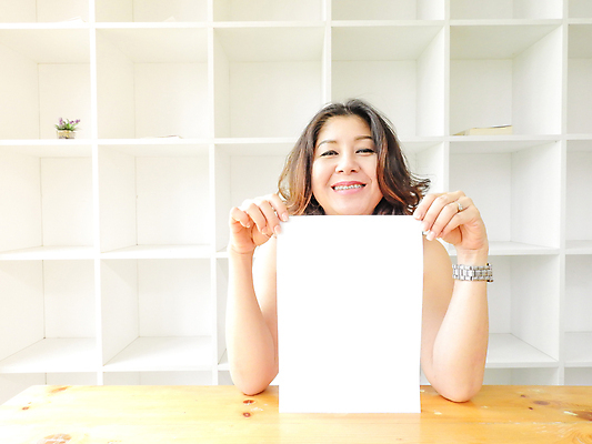 포토 JPG 해외이미지 손 배너 여자 행복 포스터 종이 백그라운드 비즈니스 성공 노동자 간판 광고판 한명 미소 사람 성인 우주 공백 흰색 잡기 신용카드 발표 메시지 사인 보여주기 고립 슬로건 카피스페이스 해외202007 해외포토 직업 1 감정 컬러 컨셉 모션 알림판 표정 신체부위 금융 판 파일형식