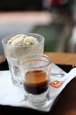 포토 JPG 해외이미지 아이스크림 실내 사람없음 아웃포커스 에스프레소 아포카토 해외202007 해외포토 커피 디저트 촬영기법 내부 파일형식