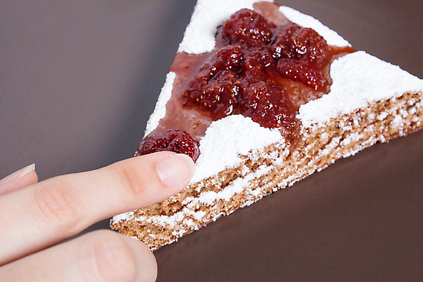 포토 JPG 해외이미지 접시 손 열매 음식 조각 딸기 디저트 요리 사람없음 장식 빨간색 갈색 케이크 초콜릿 식사 빵집 흰색 잡기 생일 체리 달콤 맛 아침식사 잼 설탕 굽기 먹기 크림 산딸기 젤리 무스 슈가파우더 타르트 페스츄리 핸드메이드 프로스팅 맛있는 해외202007 해외포토 식물 식기 기념일 빵 컬러 컨셉 과일 모션 신체부위 상점 소스_음식 구이 파이_빵 제빵 파일형식