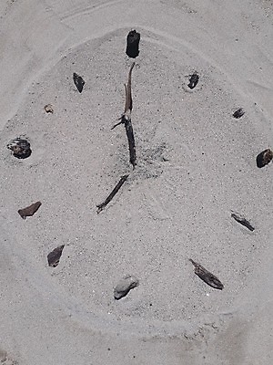 포토 JPG 해외이미지 아이콘 얼굴 모래 바다 시계 백그라운드 컨셉 밭 자연 유리 휴가 사람없음 야외 태양 캠핑 하이킹 사막 조약돌 흰색 시간 원형 심볼 손목시계 모래시계 타이머 분 생존 해외202007 해외포토 자연요소 도형 컬러 농업 장신구 재질 레저 신체부위 돌_바위 생태계 파일형식