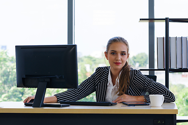 포토 JPG 해외이미지 백인 직업 응시 여자 행복 커피 인터넷 비즈니스 탁자 성공 노동자 직장 한명 미소 사람 앉기 노트북 컴퓨터 사무실 알약 표현 최고 업무 자신감 뉴스 이메일 끝 차 연결 책상 직원 투자 이익 카피스페이스 완전 해외202007 해외포토 서양인 1 시선 감정 음료 가구 컨셉 회사 모션 표정 전자제품 약 공백 작업 파일형식