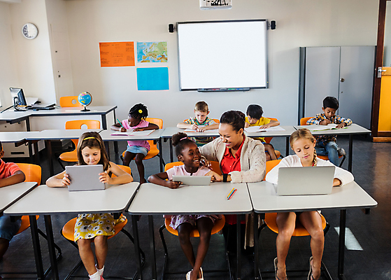 포토 JPG 해외이미지 전신 외국인 학생 응시 여자 교육 남자 초등학생 어린이 교실 학교 수업 초등학교 설명 앉기 소년 상반신 성인 앞모습 노트북 태블릿 교사 가르침 어린이만 해외202007 해외포토 직업 시선 뷰포인트 모션 사람 인종 전자제품 스마트기기 파일형식